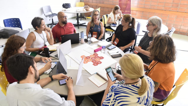 Equipe técnica da rede estadual e municipal de Santos estruturando o planejamento estratégico para 2024